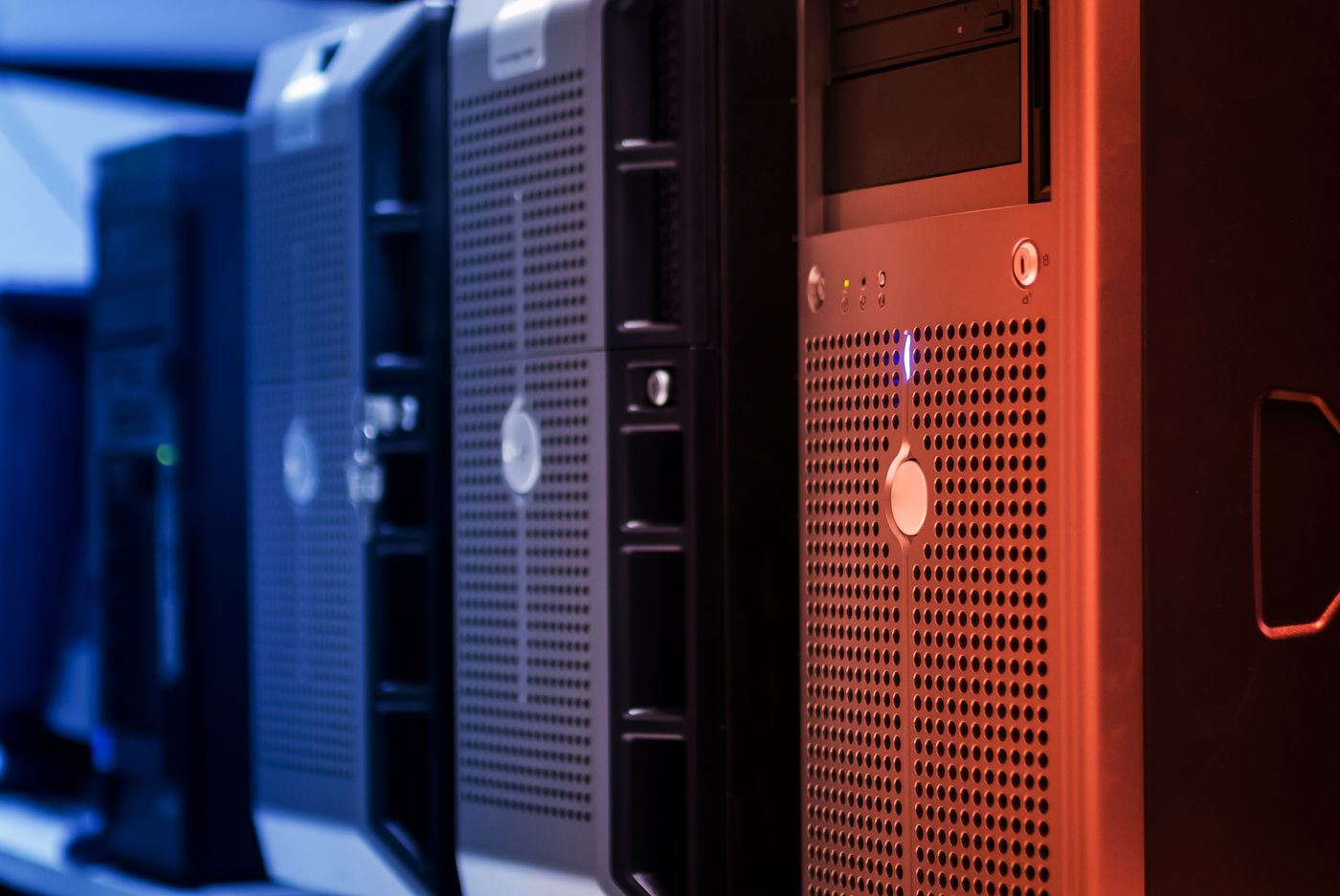 Deretan server di dalam data center