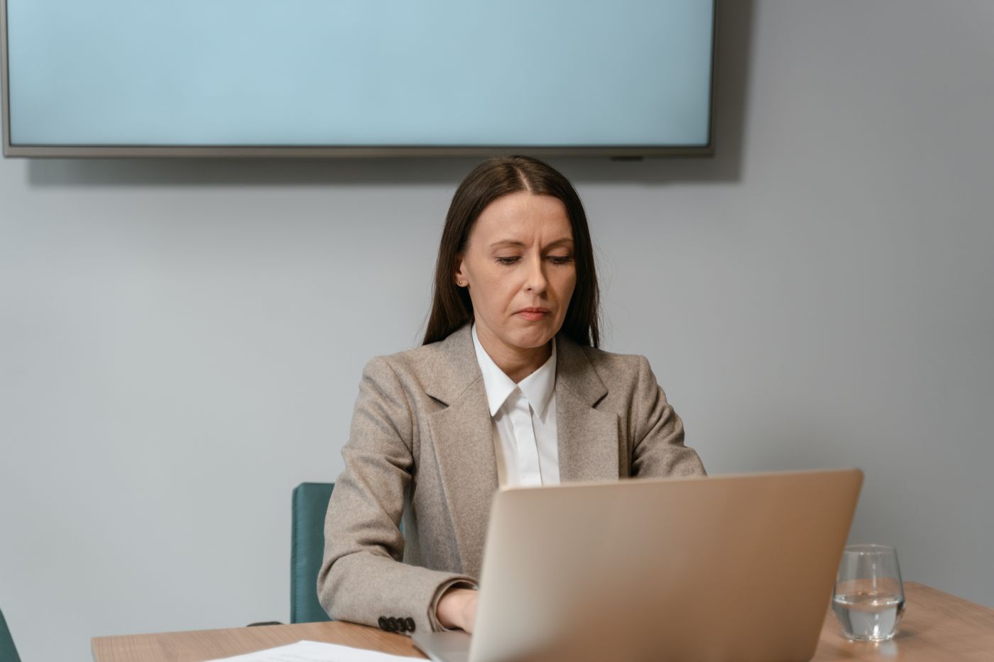Pemilik bisnis sedang bekerja di depan laptop